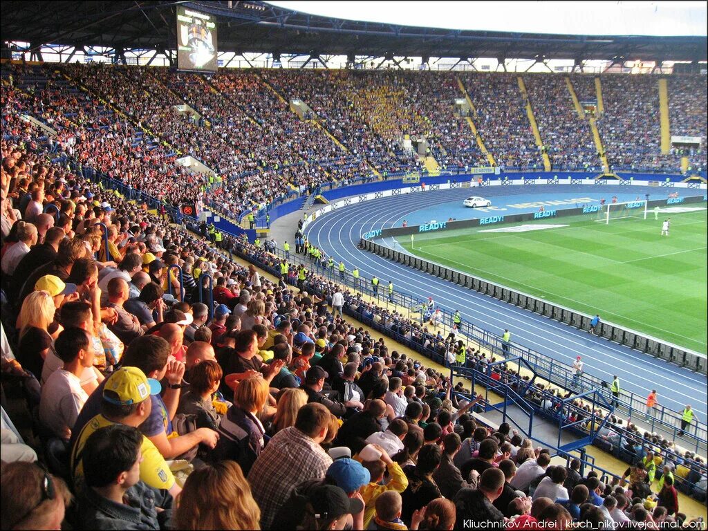 Зрители на стадионе. Болельщики на стадионе. Стадион фанатов. Tampa bay buccaneers stadium. Альянц арена вид с поля.