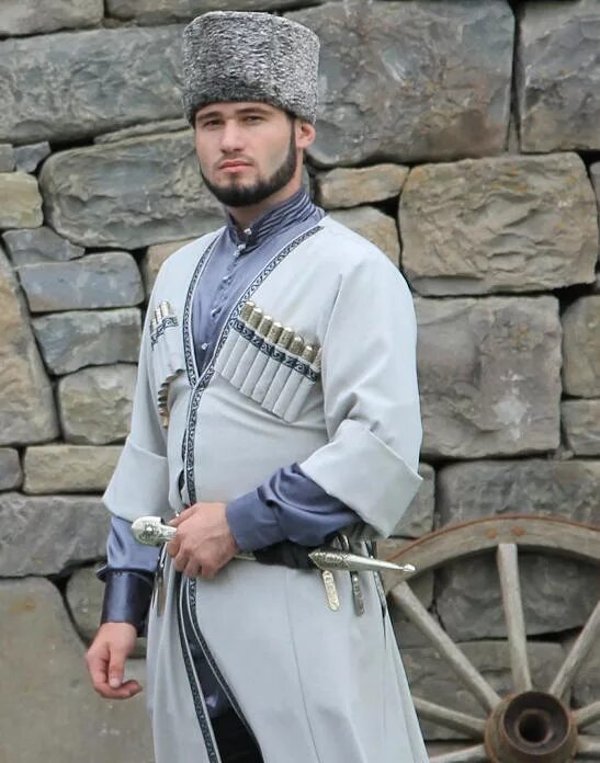 Осетин человек. Национальный костюм чеченцы-аккинцы.. Бурка чеченский костюм. Осетины осетины национальный костюм. Чеченский костюм мужской.