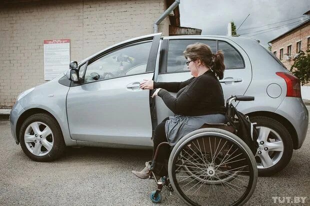 Где купить машину инвалиду. Автомобиль для инвалидов. Машина за рулем инвалид. Калеки в машинах. Современные автомобили для инвалидов.