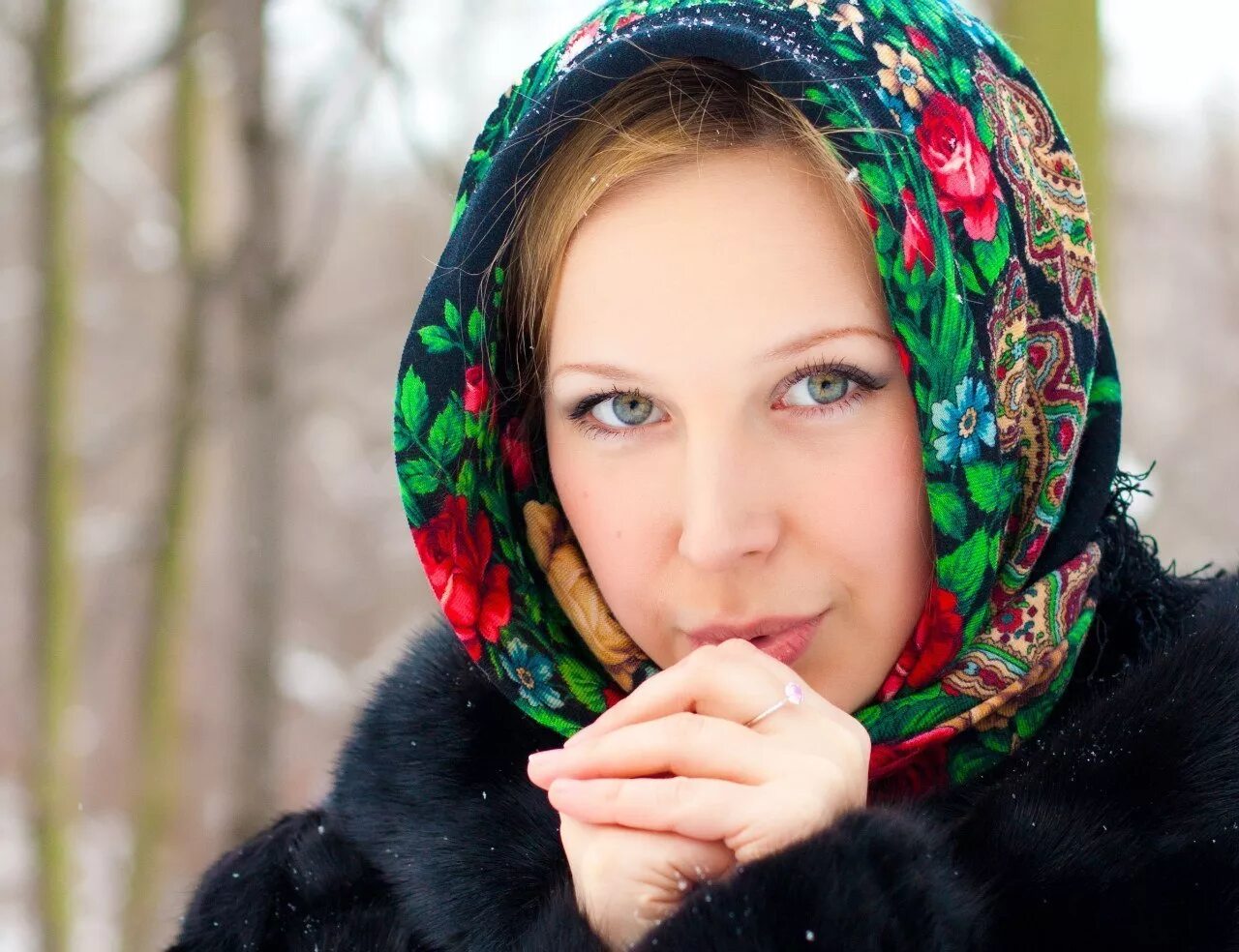 Фото женщины. Дарья Панфилова Городец. Девушка в платочке. Женщина в платке. Красивая девушка в платке.