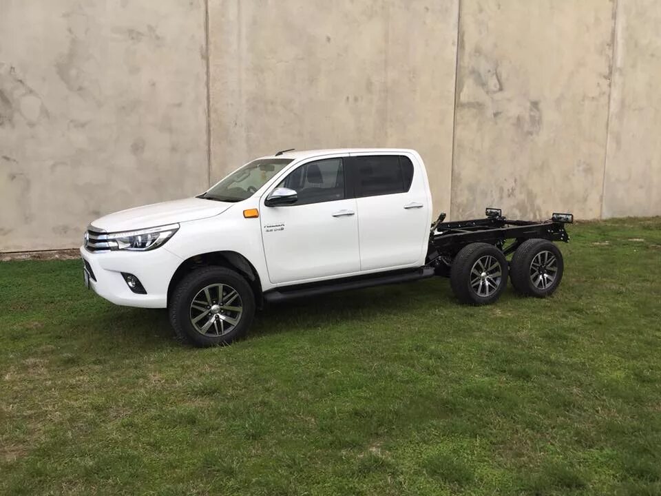 Полный привод хайлюкс. Hilux 6. Toyota Hilux 6x6. Тойота Хайлюкс 6 поколения. Toyota Hilux 6x6 сбоку.