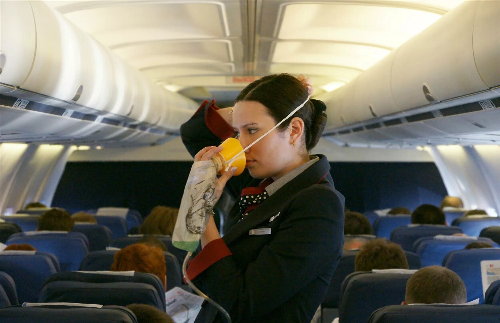Кислородная маска в самолете. Самолет с пассажиром. Борт самолета. Люди в самолете.