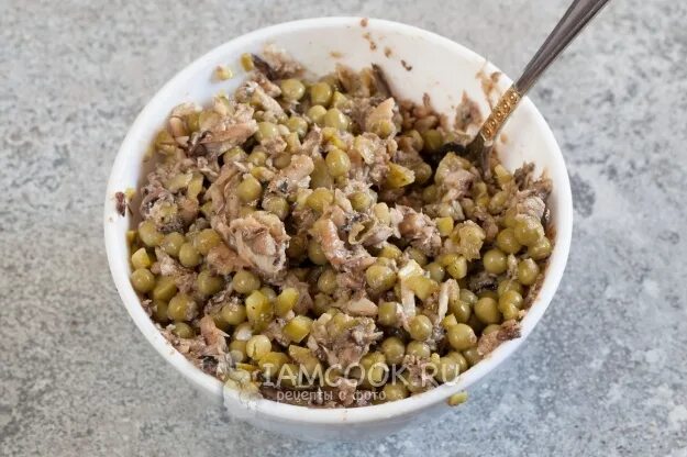 Яйцо с майонезом и горошком. Салат с зелёным горошком и яйцом. Салат со шпротами. Салат со шпротами слоеный. Слоеный салат с горошком.