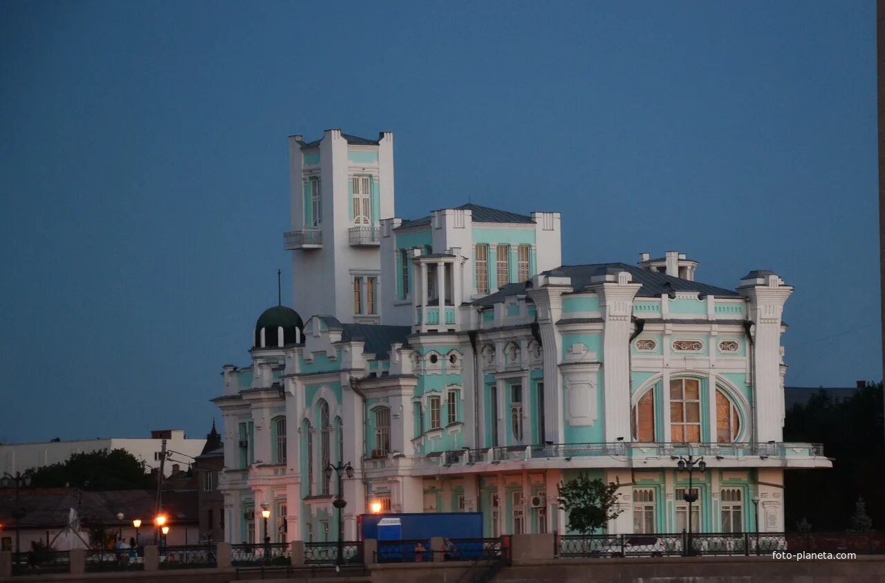 Здание загса астрахань. Астрахань дворец. Загс в астрахани на набережной. Биржа астрахань дворец бракосочетания. Дворец бракосочетаний города астрахань.