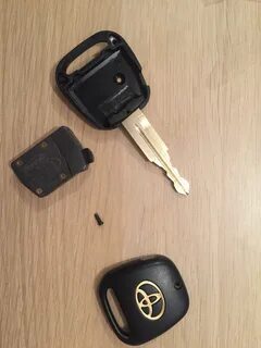 Батарейка в ключ камри 40