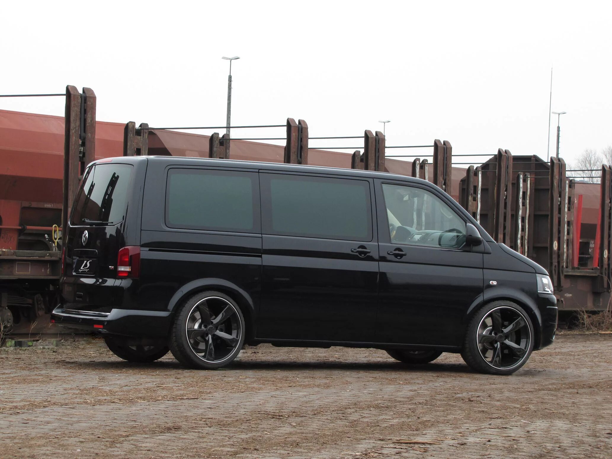 Диски транспортер т5. VW t5 r20. VW Multivan t5 Black. Volkswagen Caravelle т5 r19 колеса. VW t5 t6 Tuning.