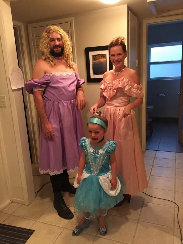Мальчик мама переодевается. Папа и дочка в костюмах принцесс. Папин костюм на Хэллоуин с дочкой. Сына переодели в женское платье. Папа в платье принцессы.