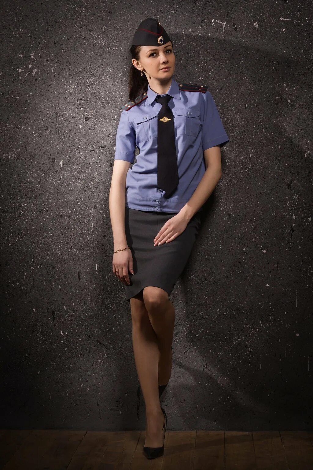 Связанные девочки в униформе. Девушка полицейский. Полицейские девушки связаны. Девушка в полицейской фуражке. Связанные девушки полицейские.