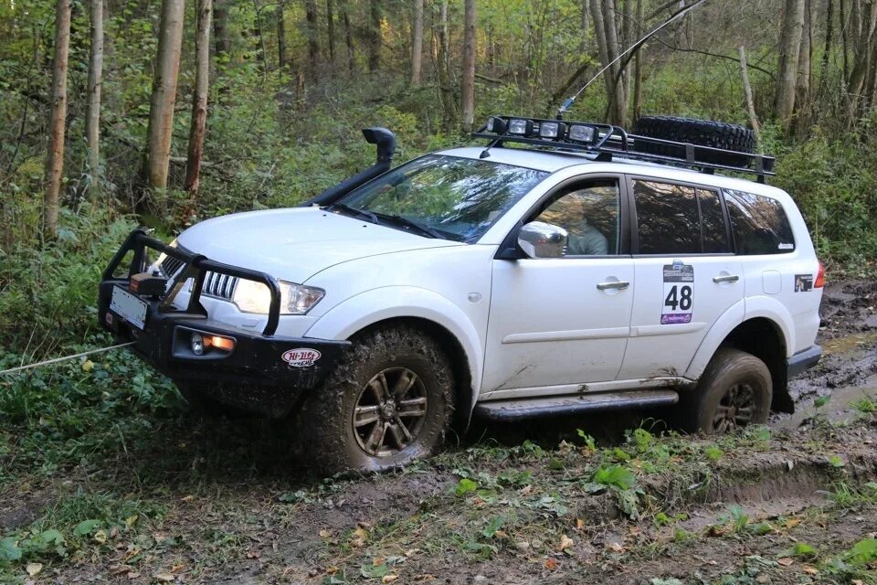 Ремонт mitsubishi pajero sport. Митсубиси Паджеро спорт 2 подготовленный. Внедорожный тюнинг Паджеро спорт 2. Паджеро спорт 2.5 брод. Внедорожная подготовка Мицубиси Паджеро спорт 2 к бездорожью.