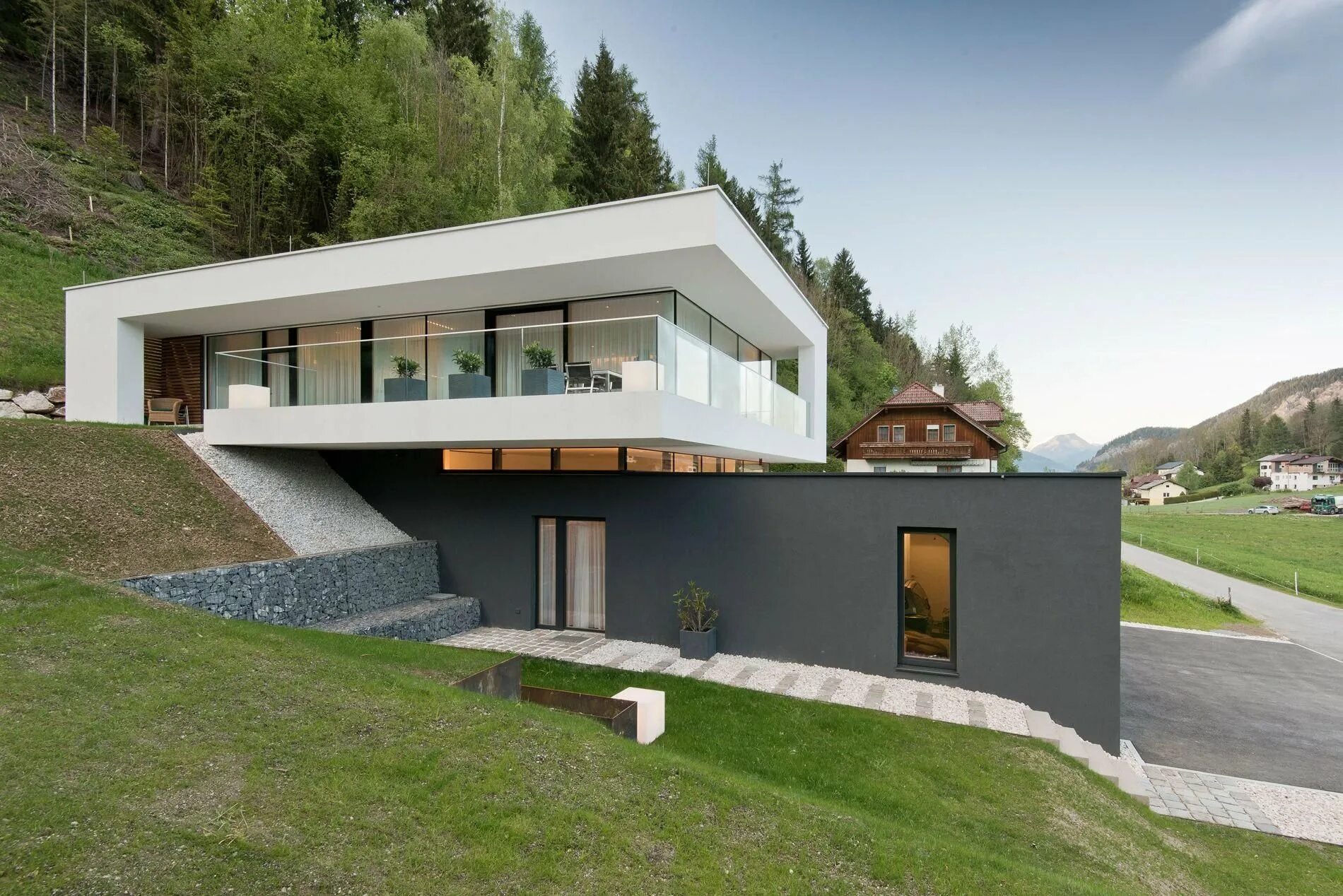 Дом с плоской крышей на склоне. Жилой склон. Домик на склоне. Жилой склон. Экодом проект в горах.