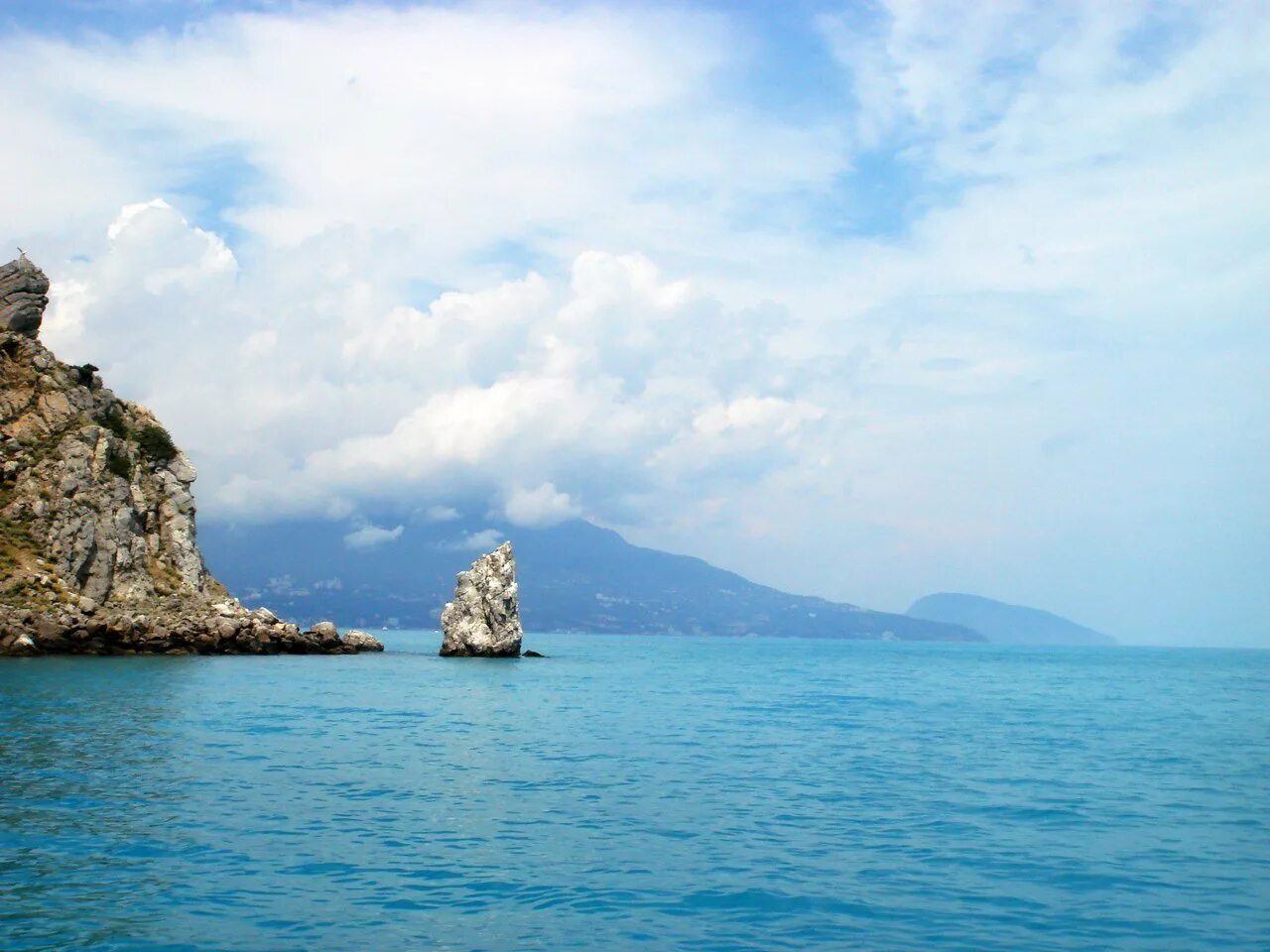 Юбк сайт. Крымское черное море. Черное море Ялта. Море Крым Ялта. Скала Парус Коктебель.