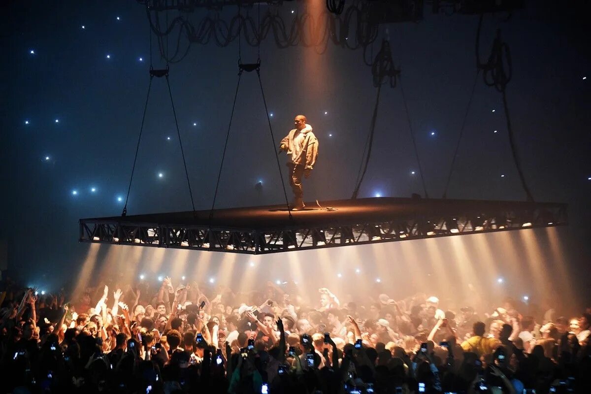 Сцене строили. Kanye west saint pablo tour. kanye west concert. канье уэст на подвесной сцене. kanye west концерт.