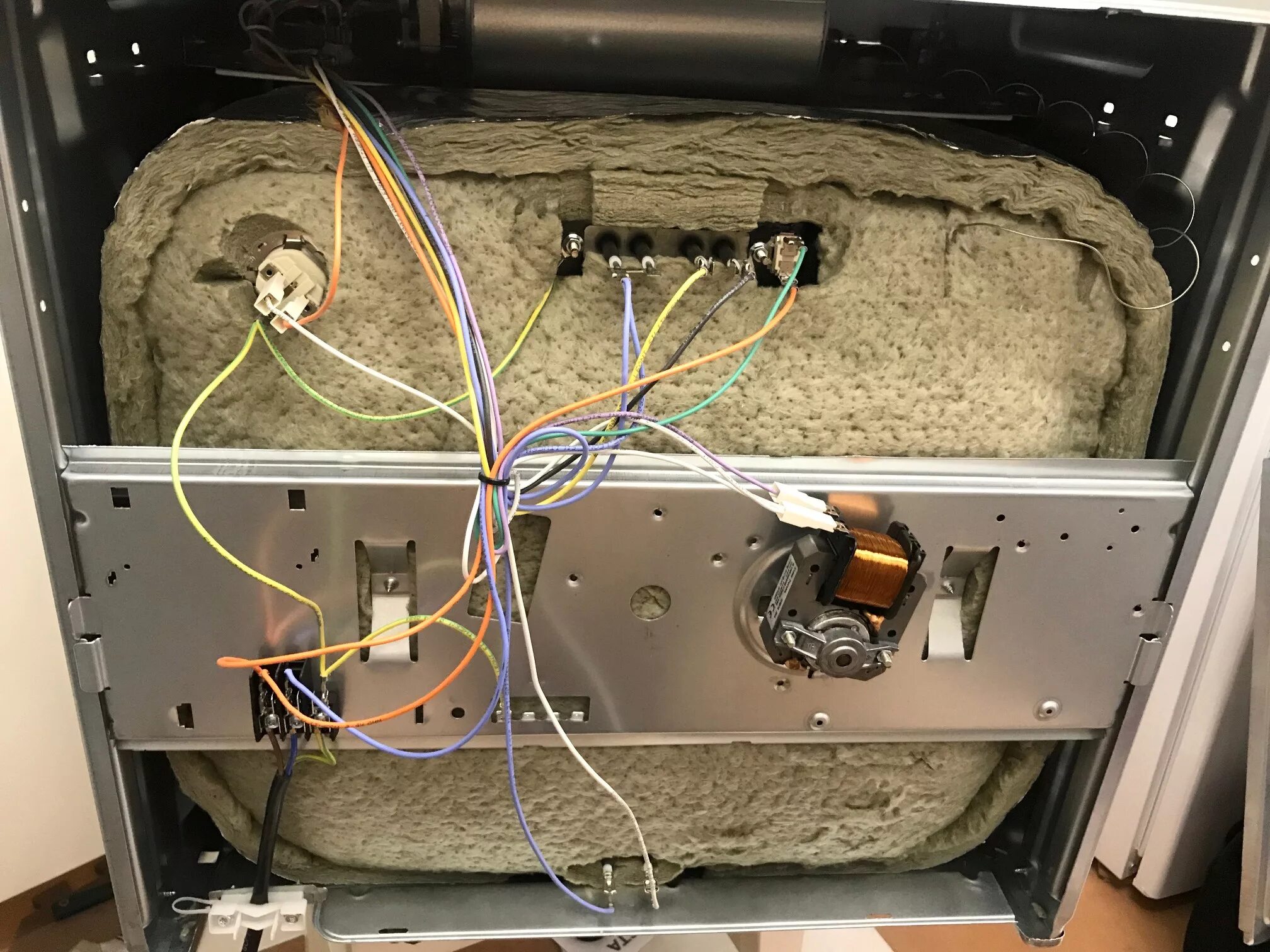 Разобранный духовой шкаф. Провод для духового шкафа. Разобранный духовой шкаф электрический. Электрический духовой шкаф в разборе. Ремонт духового шкафа electrolux