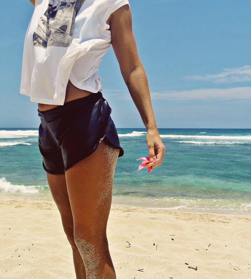 Море шорты. Фотосессия на пляже в шортах. Шорты на море. Девушка в шортах на пляже. Двушка в шортах на пляже.