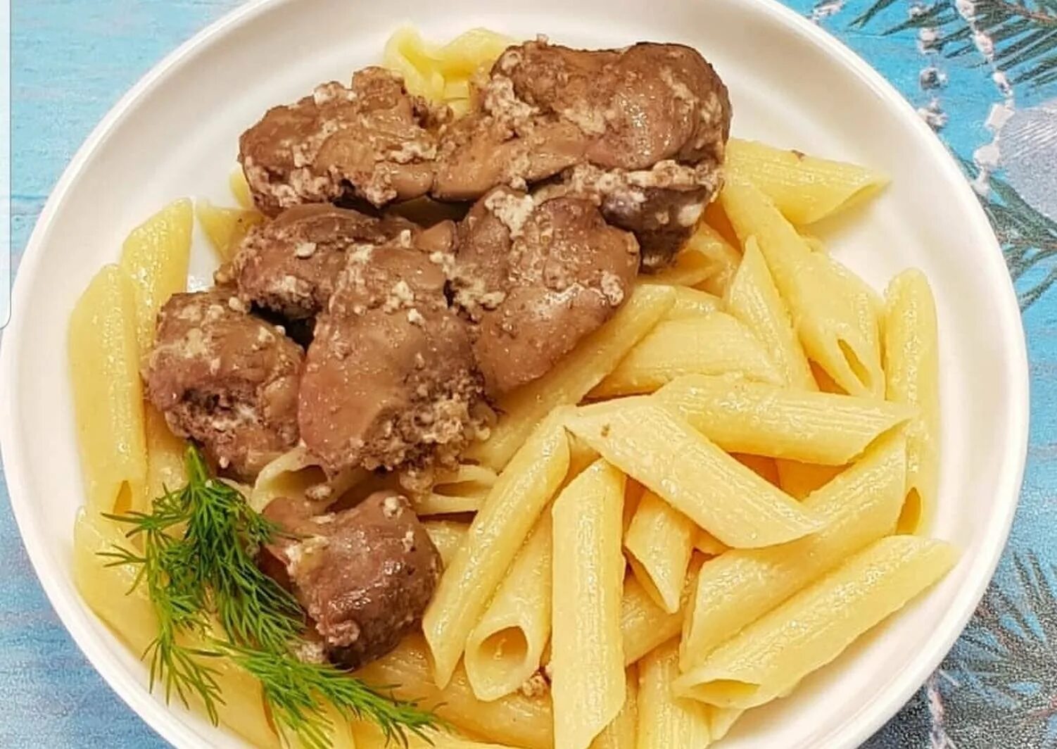 Макароны с печенью. Макароны по флотски с куриной печень. Макароны по флотски с куриной печенью. Макароны с печенью куриной. Макароны по флотски с куриной печень.