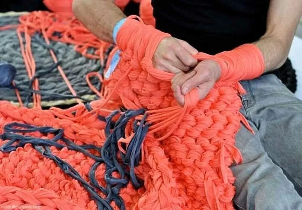 Необычные нитки для вязания. Нитки для вязания руками без спиц. Вязка руками. Пряжа для вязания руками.