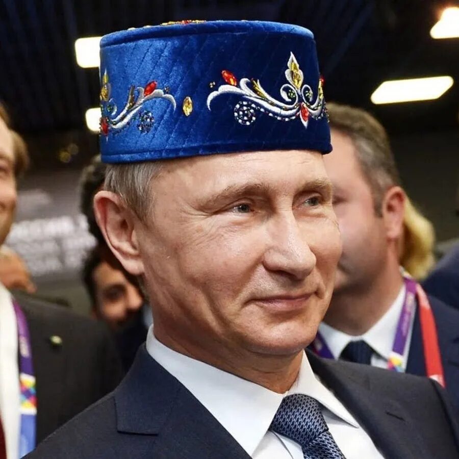 Кто носит тюбетейки. Путин в татарской тюбетейке. путин в тюбетейки татарин. путин в шапке. путин в головном уборе.