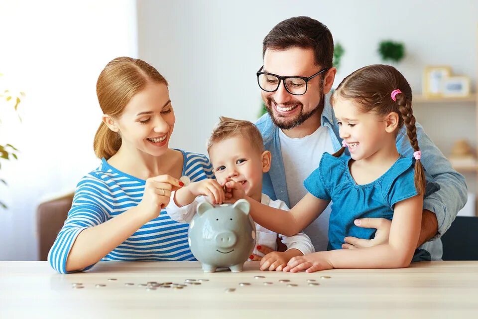 Семья с копилкой. Финансы семьи. Детям о финансах. Семья и деньги.