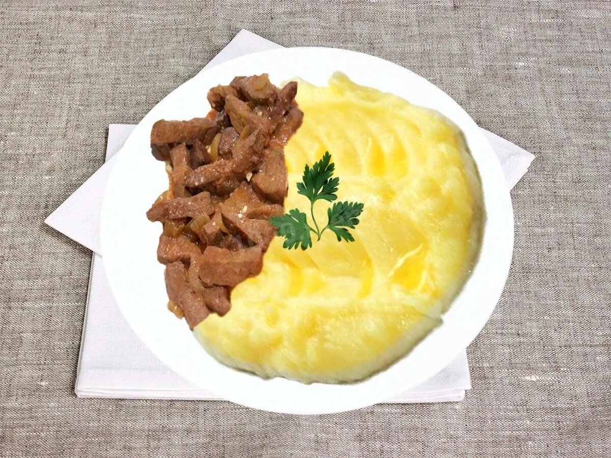 Гарнир к картофельному пюре. Толченка с гуляшом. гуляш с пюре. картошка пюре. пюре с мясом.