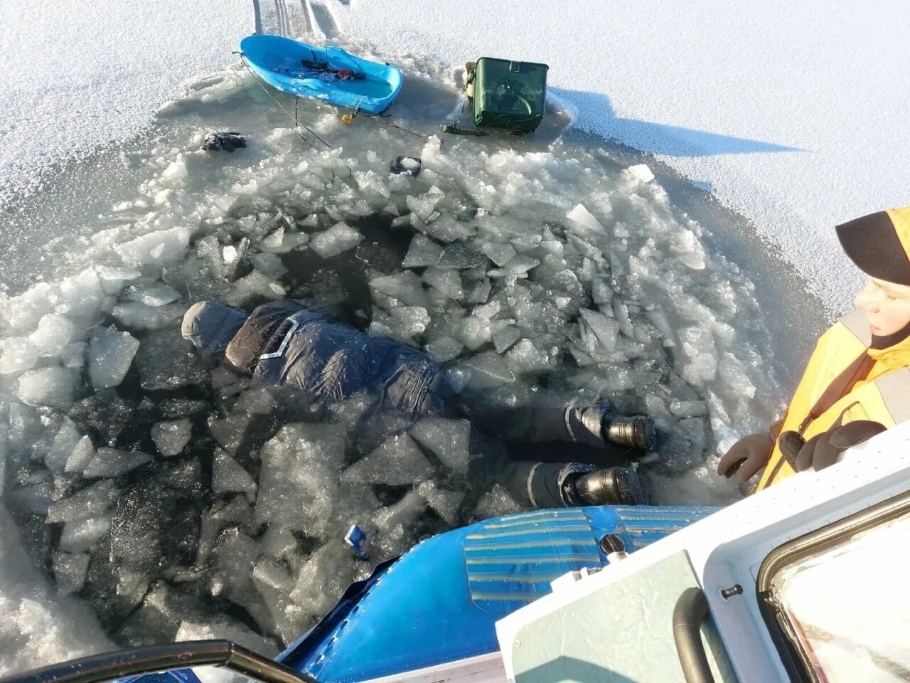 Рыбалка декабрь 2023. Лед на реке. Рыбак провалился под лед. Лед на Каме.