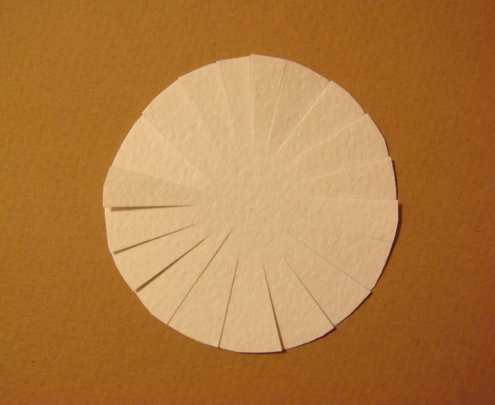 Как из листа сделать круг. Как из листа сделать круг. Окружность на бумаге. Как из листа сделать круг. Круг из картона объемный.