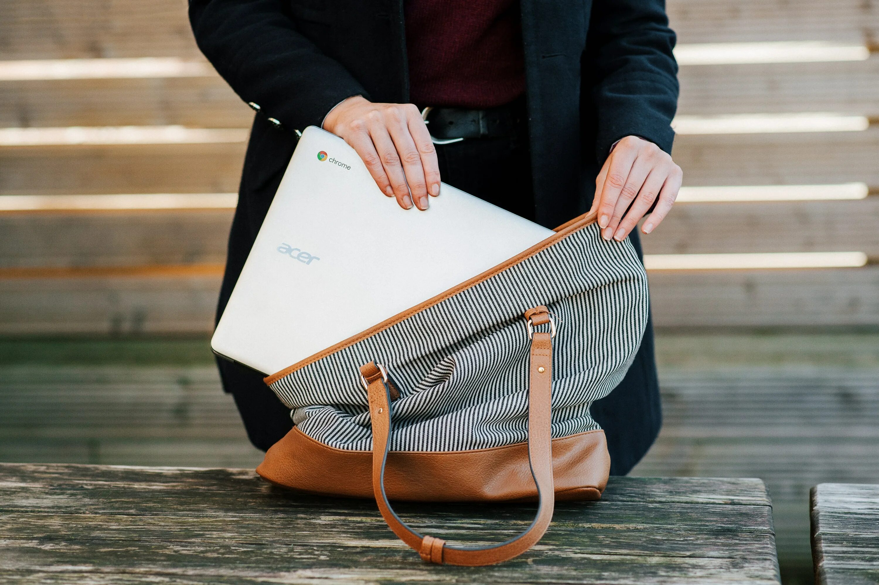 To book something. Laptop in Bag. В чем носить ноутбук девушке. Put Laptop in Bag. Сумка стол для ноутбука.