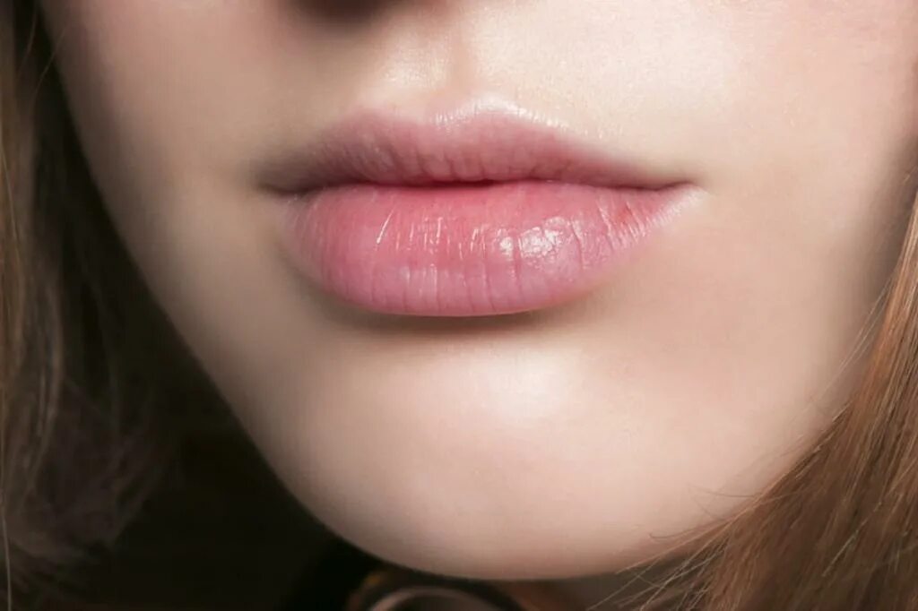 Губы без помады красивые. Блеск для губ. Красивые женские губы без помады. Губы с блеском прозрачным.