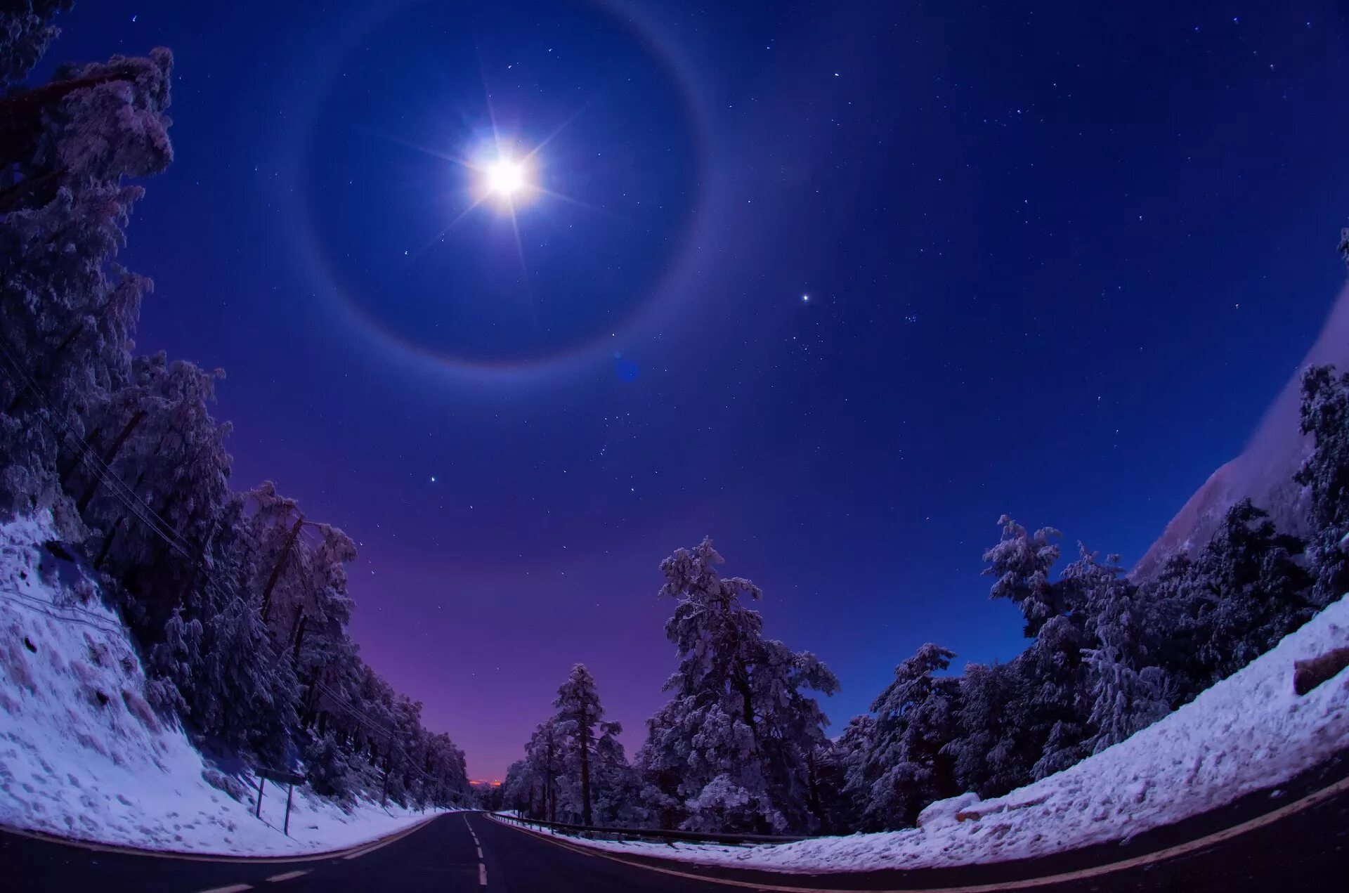 Лунное гало Млечный путь. Зимний ночной пейзаж. Зимнее ночное небо. Природа ночью.