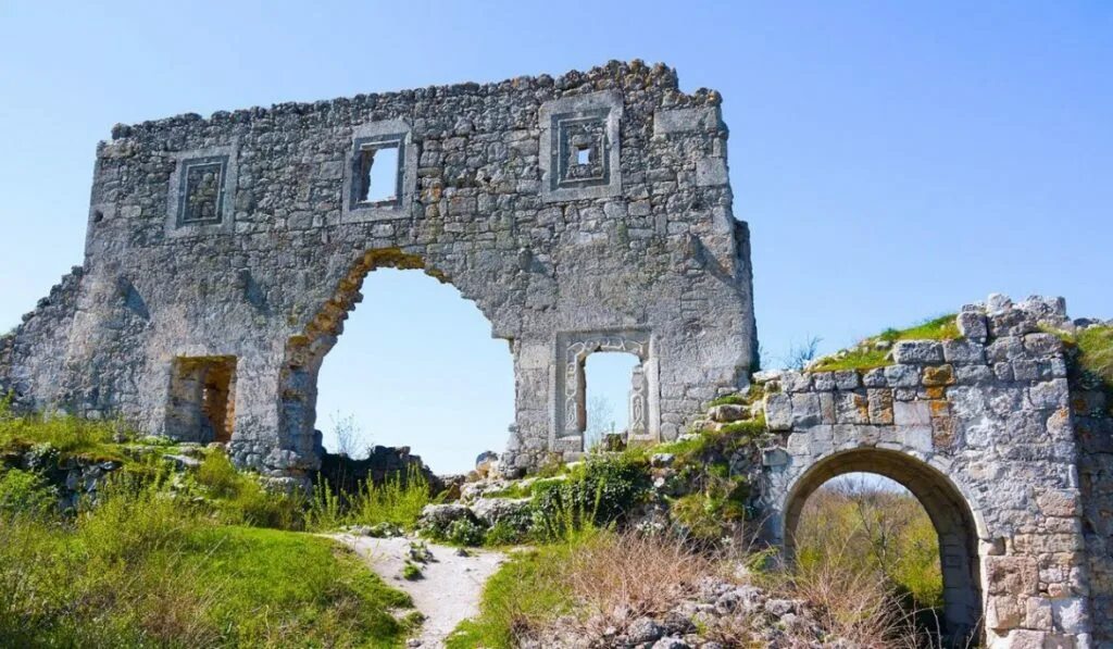 Мангуп-кале в крыму. Бахчисарай мангуп. Гора мангуп крым. Мангуп кале. Мангуп кале севастополь.