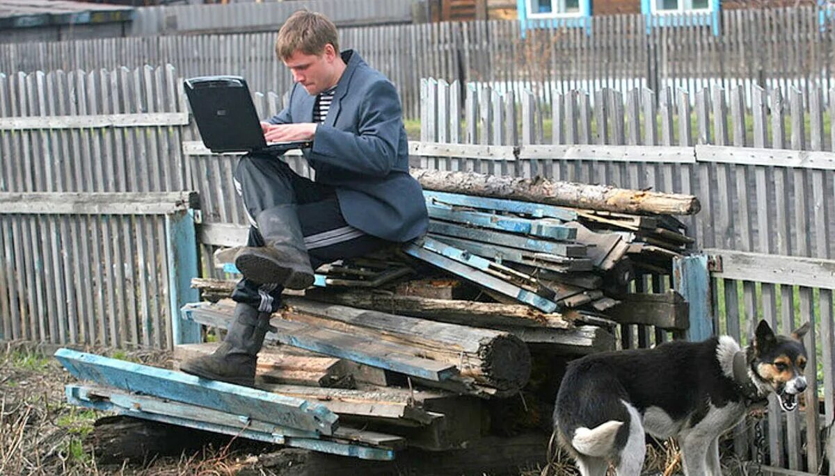 Интернет в деревне. Компьютер в деревне. Деревенский компьютер. Скоростной интернет в деревне. Работа в деревне вакансии