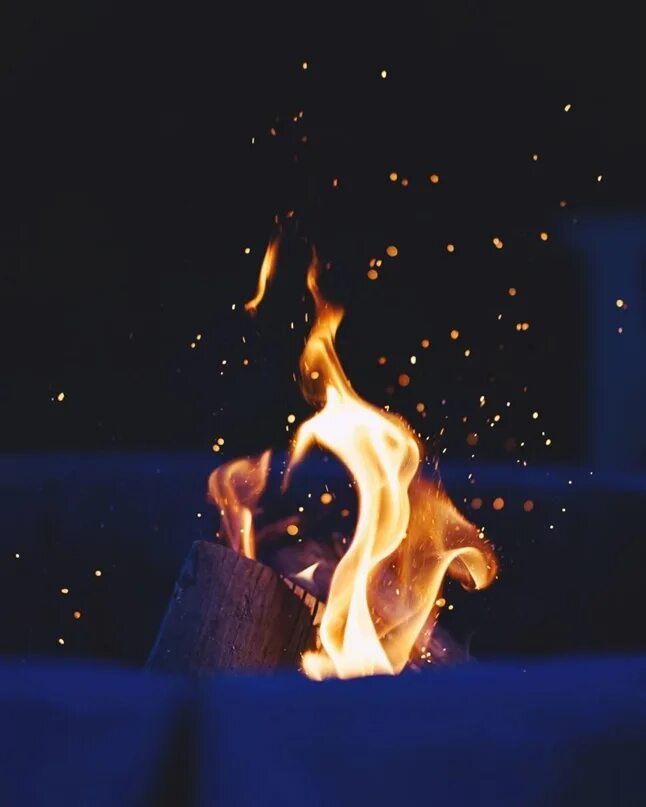 Лучше сгореть чем. Горящие предметы. Предметы в огне. Ночи горят огнем. Пламя на предмете.