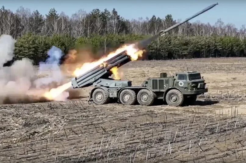 Реактивные установки залпового огня. Система залпового огня рсзо. ураган рсзо. рсзо кама 9а52 4. торнадо-с рсзо 2025.