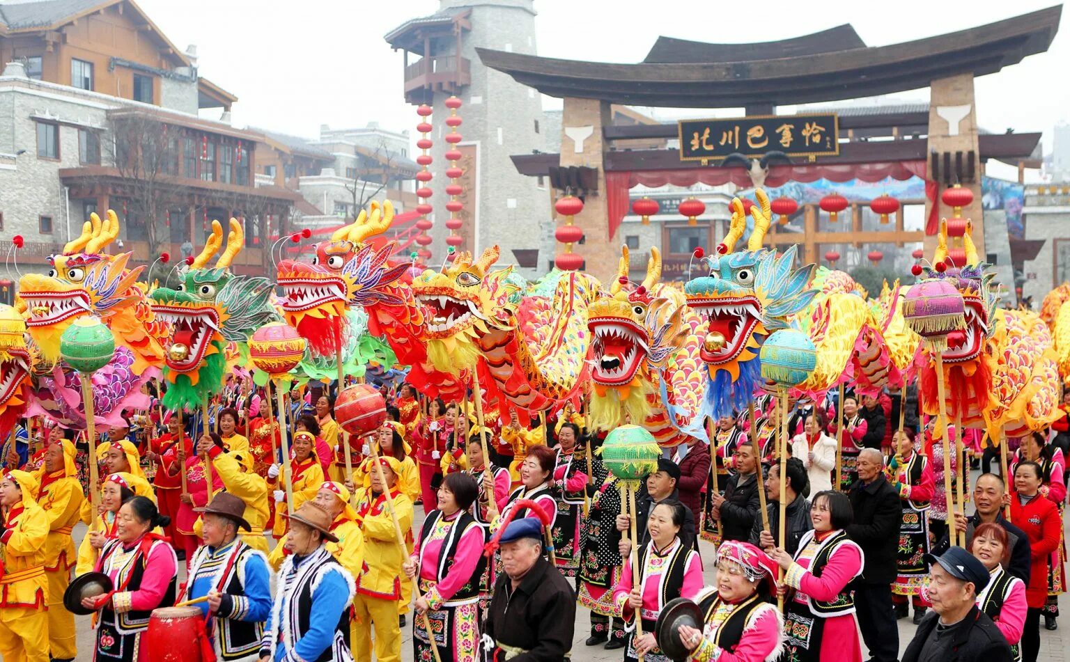 Китай город праздник. Китайский новый год (chinese new year). карнавал в китае. китайский новый год праздник весны. китайские шествия.