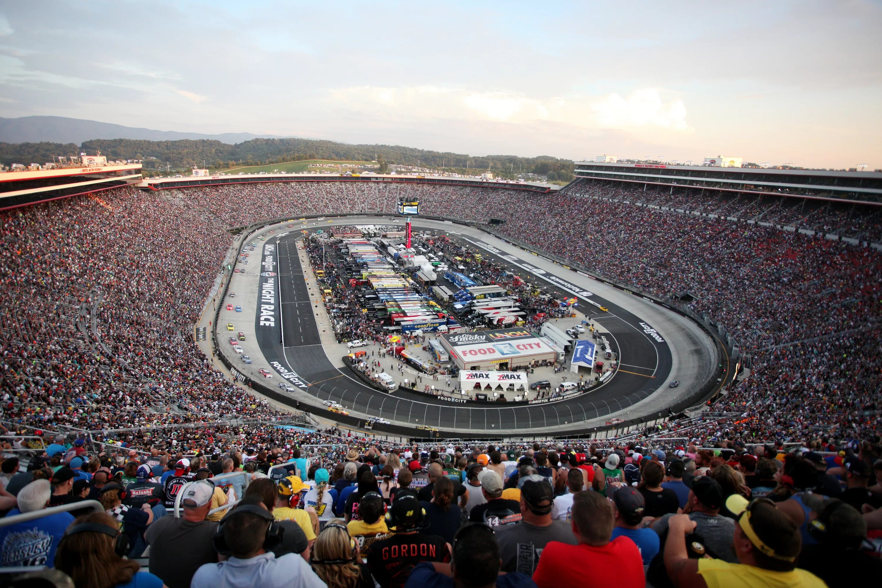 Бристоль трасса наскар. NASCAR Bristol Motor Speedway. Трасса наскар в Индианаполисе. NASCAR стадион.