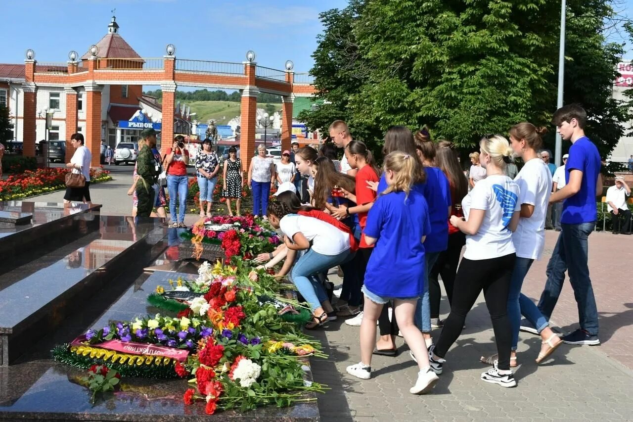 Митинг памяти. День памяти. День памяти и скорби мероприятия. День памяти и скорби фото. Астрахань у вас траур у нас праздник