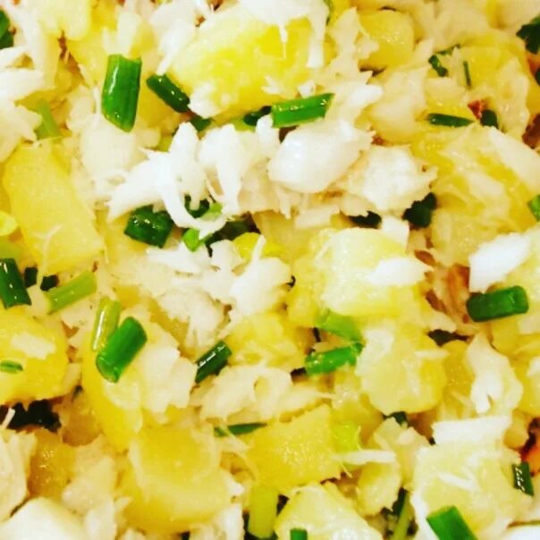 Рыбные салаты с растительным маслом. Салат с рыбой и рисом. Салат с рыбой и картошкой. Салат из копченой трески. Рыбные салаты с растительным маслом.