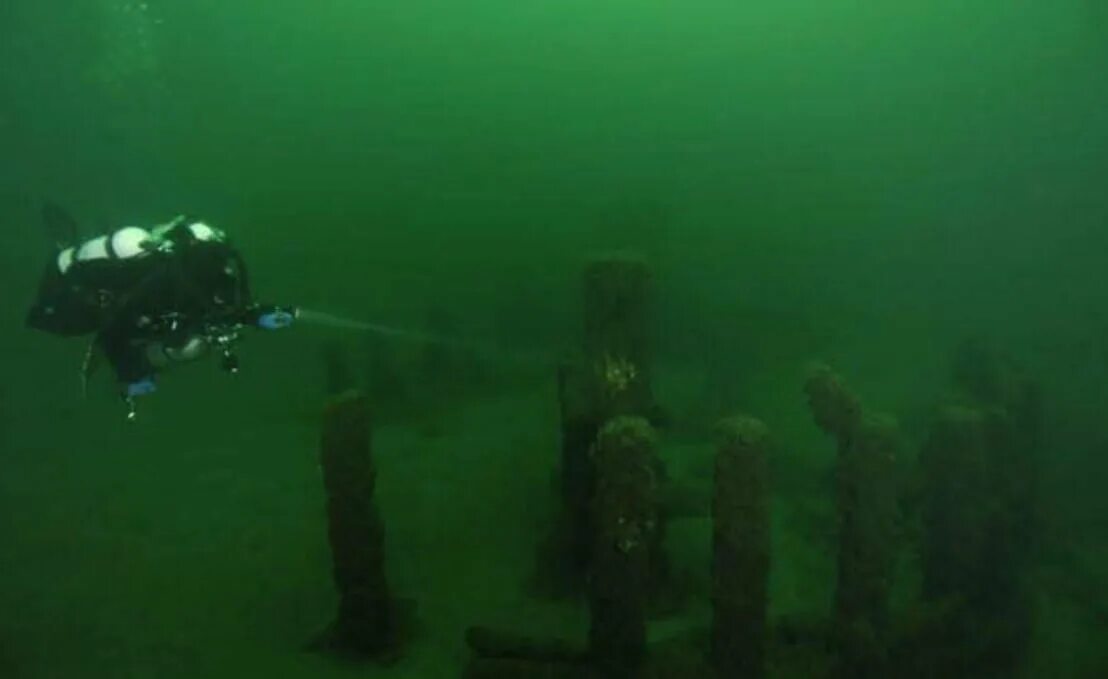 Под водой. Затонувшие корабли. Дно озера. Телецкое озеро под водой. Растущая на дне озера