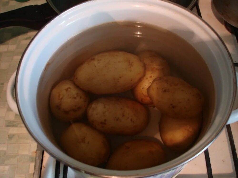 Над картошкой в мундире. Картофель на паровой бане. Ингаляция картошкой. Картошка потемнела после варки.