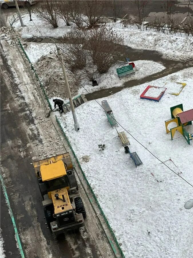 Много снега. Снег во дворе дома. Завалило снегом. Неубранный снег.