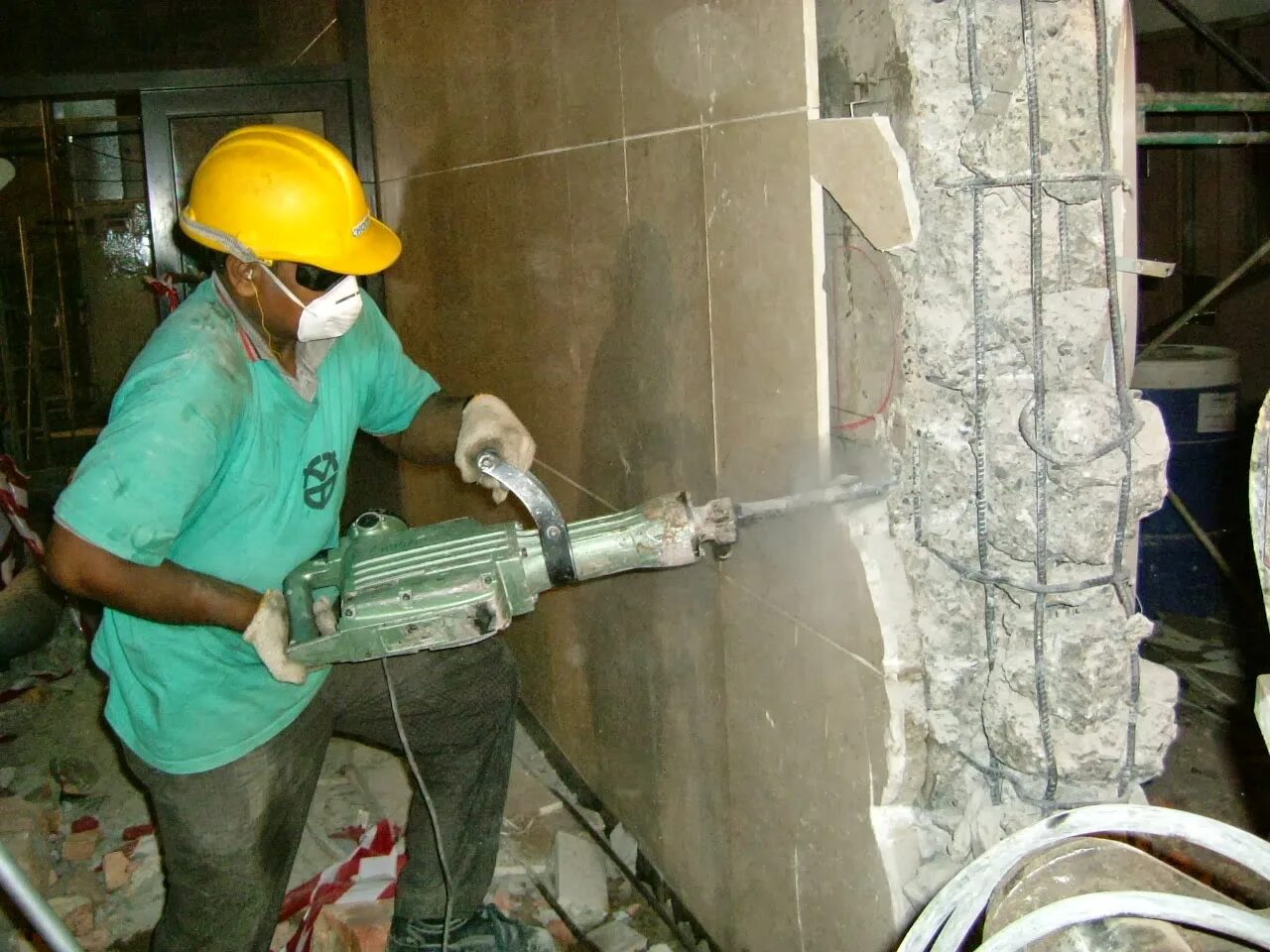 Химические методы разрушения бетона. Ломаем бетон. Компрессор с отбойными молотками. Инструмент для разрушения бетона.