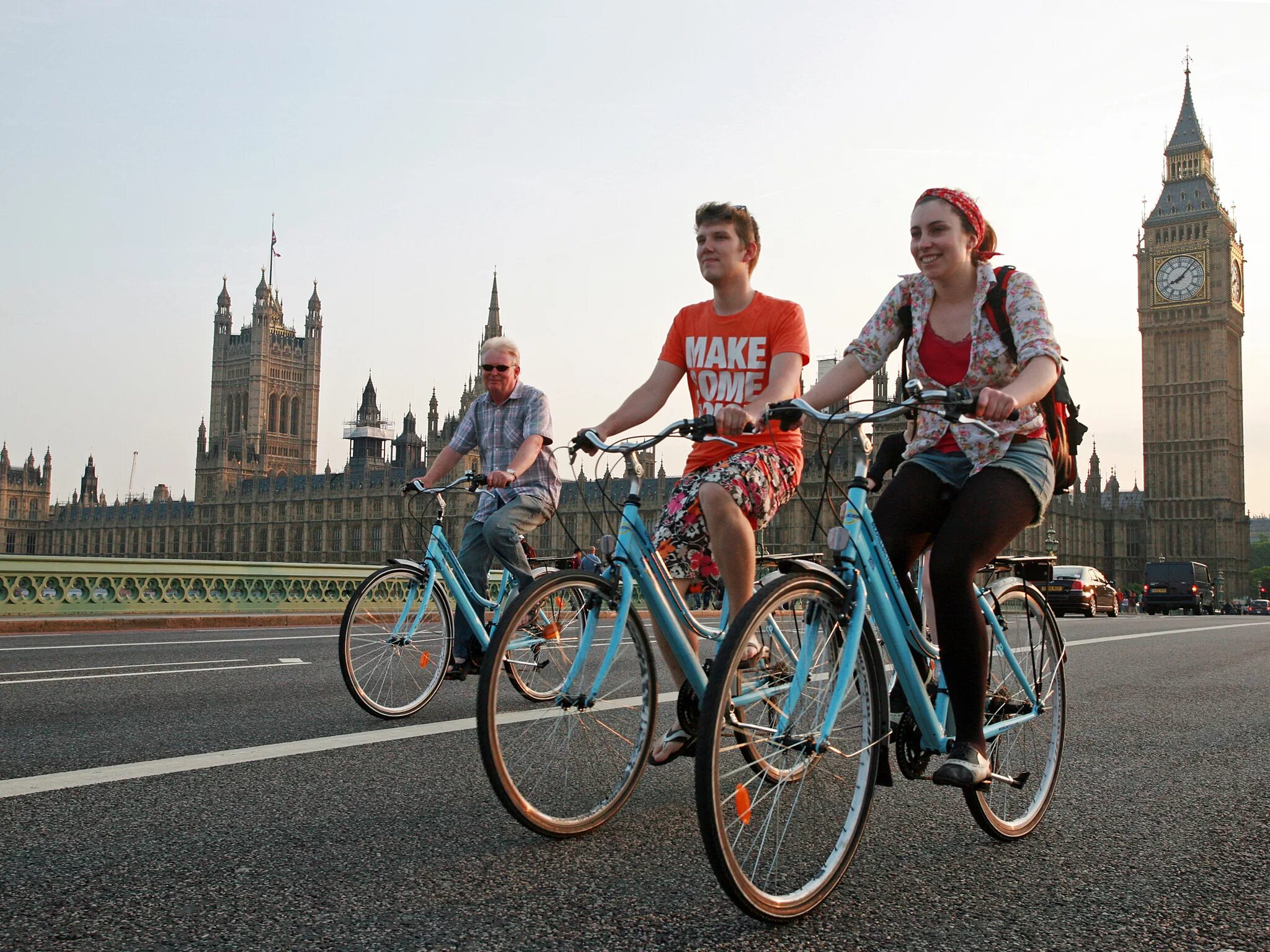 Riding around. Туристы в Великобритании. Британия велосипед. Велосипедисты в Лондоне. Туристы в Лондоне.