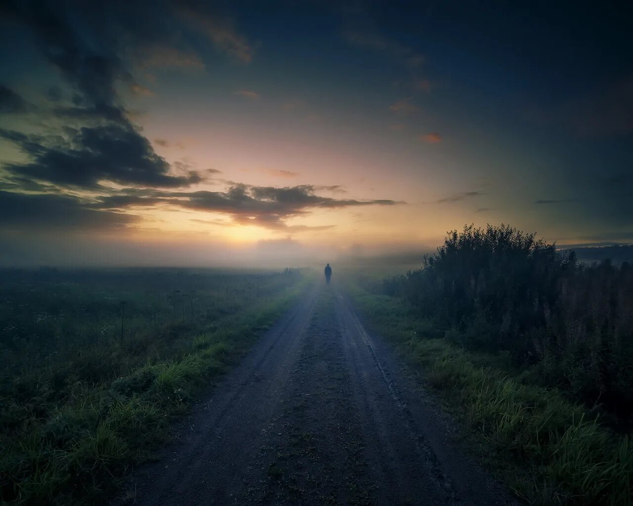 Дорога одиночество. Человек у дороги. Силуэт в тумане. Одинокий человек на дороге. Одинокий человек на дороге.
