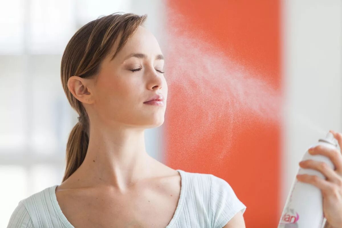 Куда наносить мист. Хайлайтер с5. Куда наносить мист. Спрей для лица распыление. Девушка распыляет на лицо.