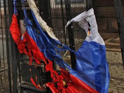 Женщина которая повесила российский флаг