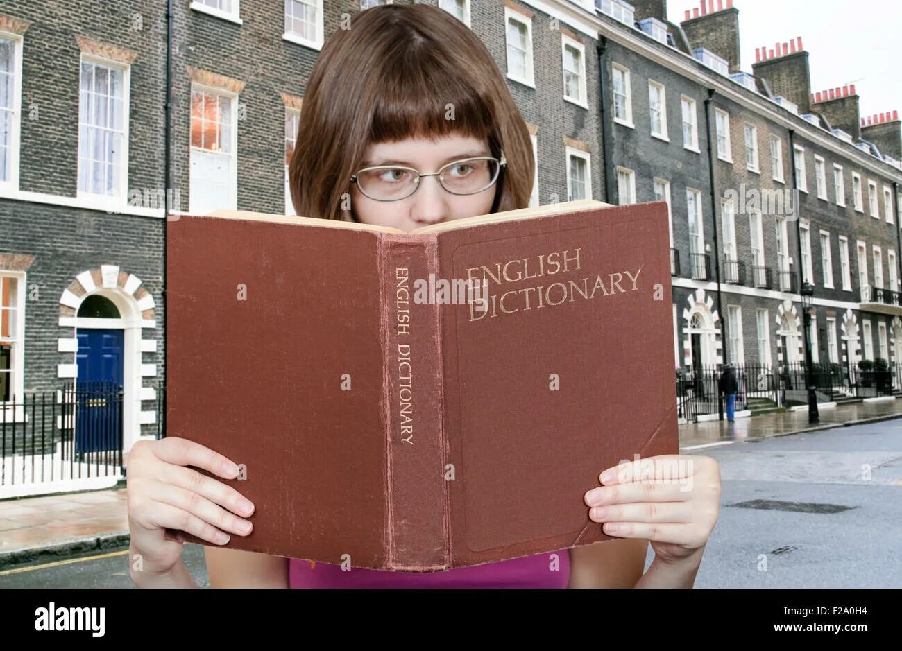 Она сейчас читает на английском. Она сейчас читает на английском. Reading a-z. Она сейчас читает на английском. Девушка с учебником английского.