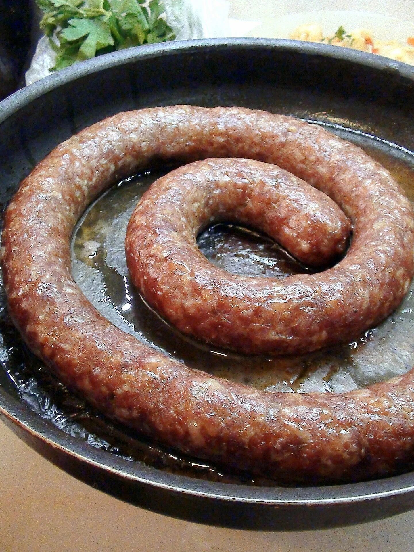 Как жарить колбаски. Жареная колбаса. жареные колбаски. колбаса домашняя жареная. колбаски домашние.