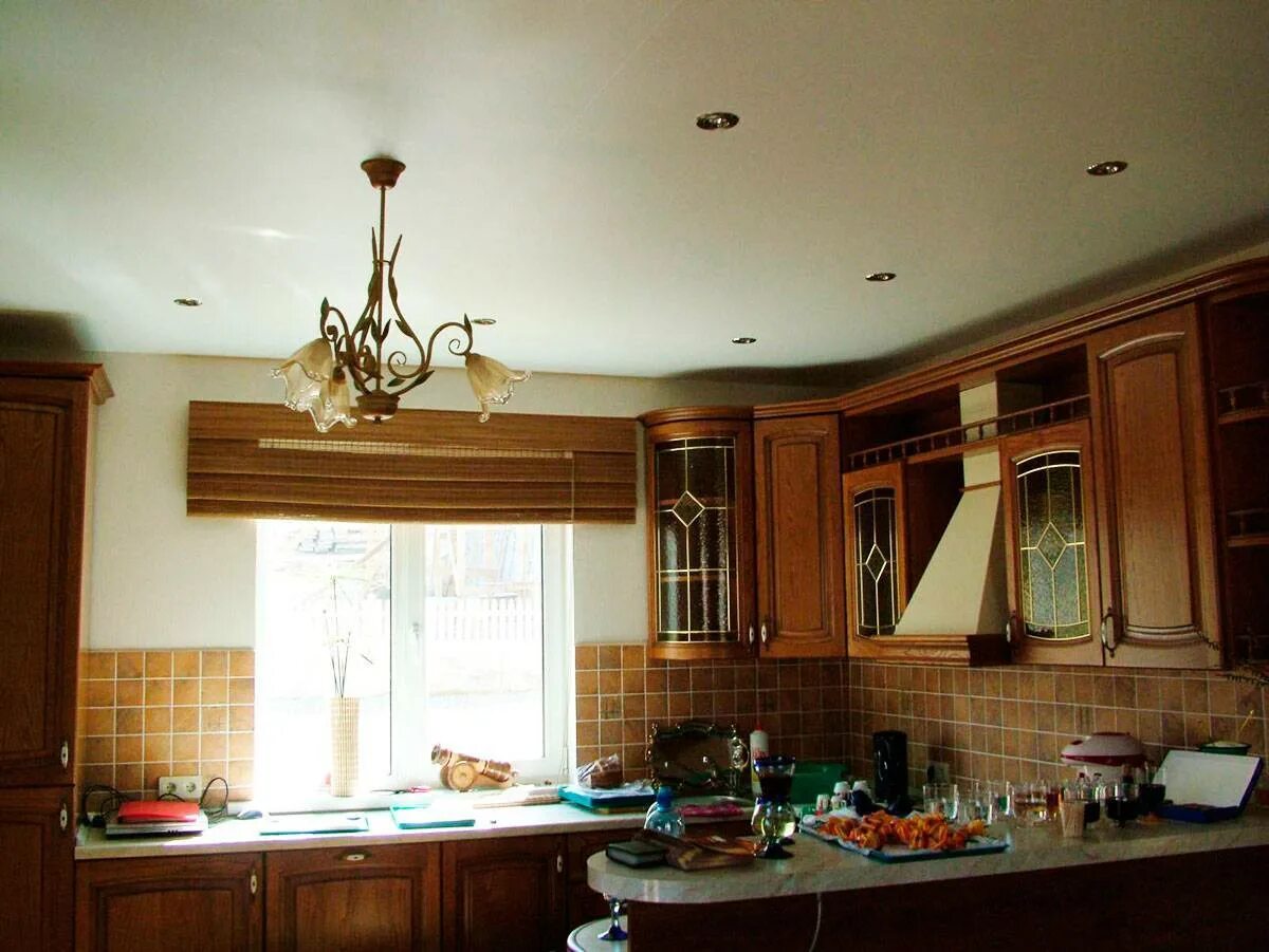 Натяжной потолок на кухне. Кухня в потолок. Подвесной потолок на кухне. Кухонные натяжные потолки. Потолок кухня видео