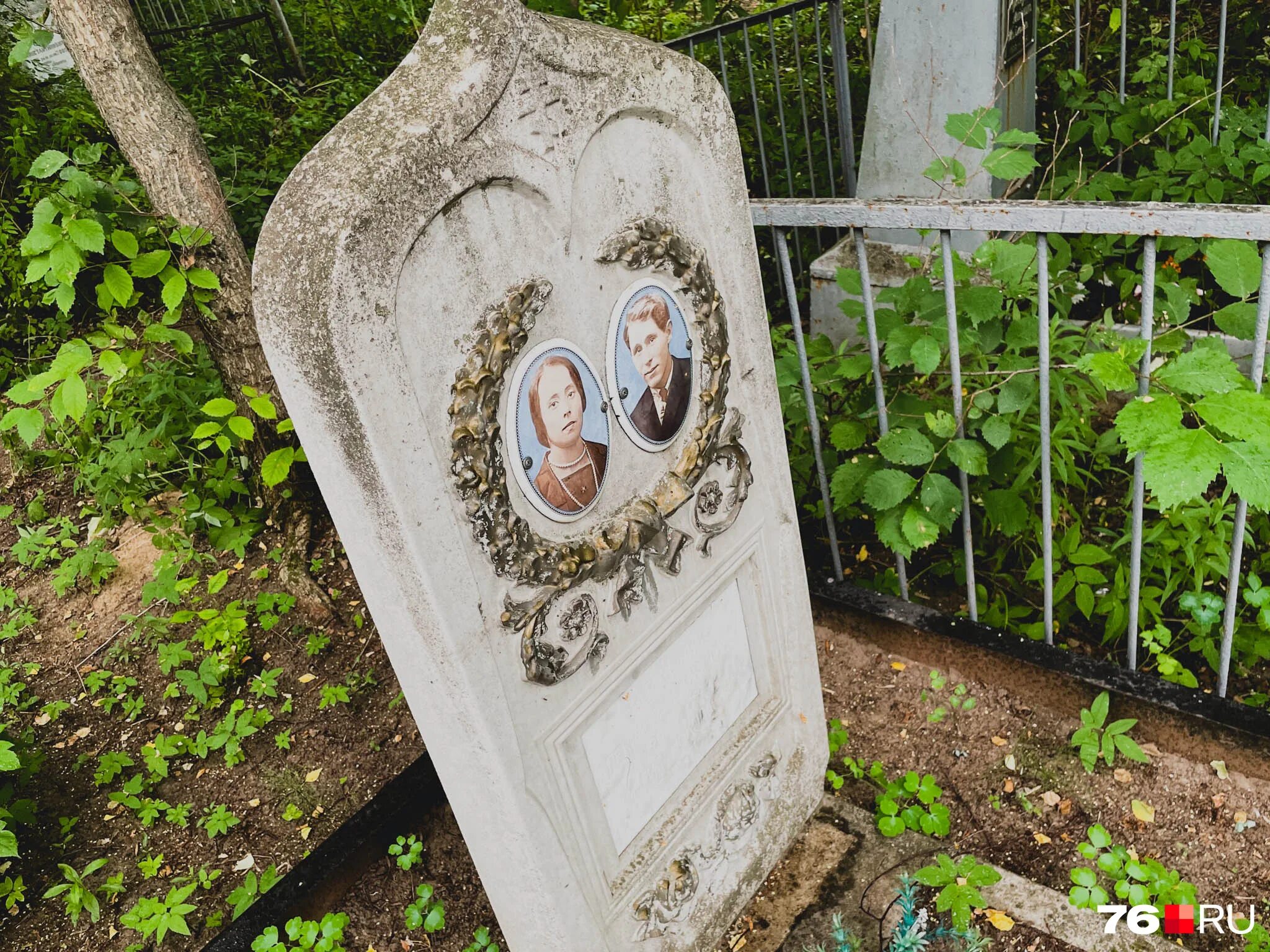 Заброшенное кладбище. Фотография на могилу. Дом у кладбища. Кладбище Ярославль.