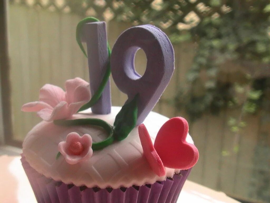 Поздравление дочке 19 лет. С днём рождения 19 лет. с 19 летием девушке с днем рождения. с днём рождения лёвушка 19 лет. открытка с 19 летием девушке.