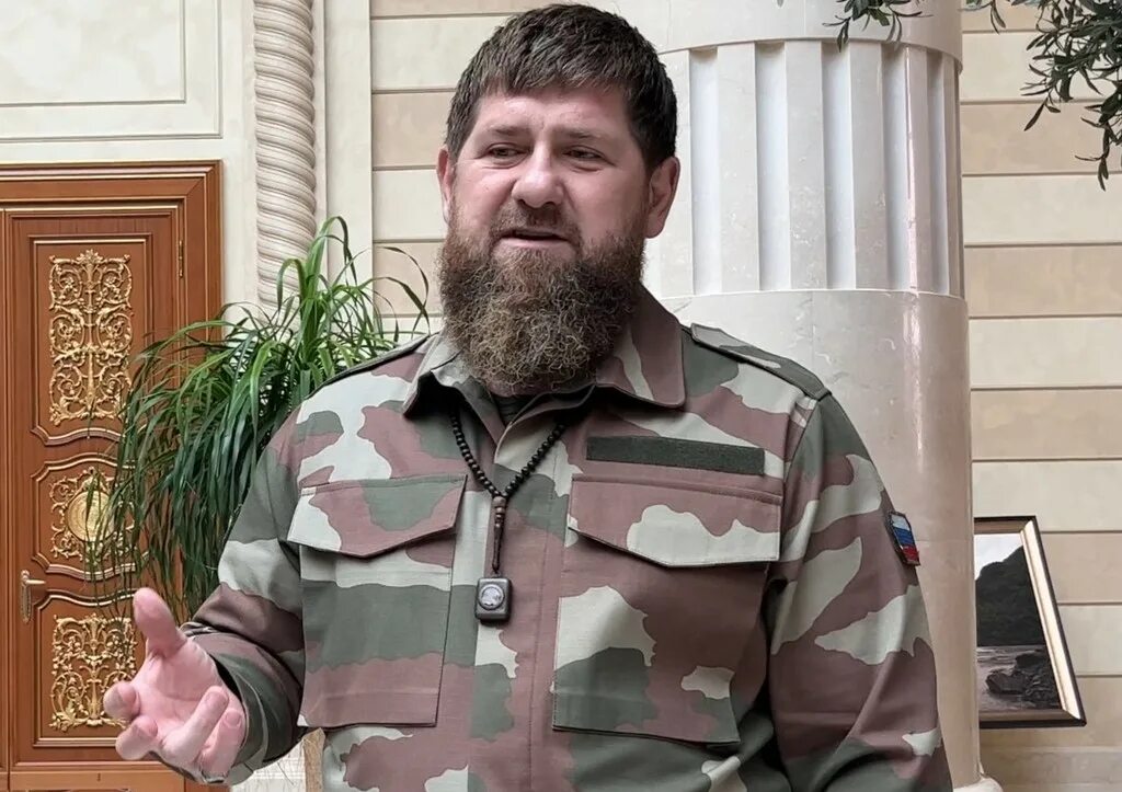 Фото кадыров рамзан черхигов идрис. Кадыров красный. Кадыров 2022. Президент чечни рамзан кадыров. Рамзан кадыров.